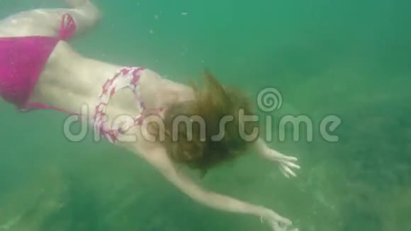 白人金发少女潜入水底水下射击视频的预览图