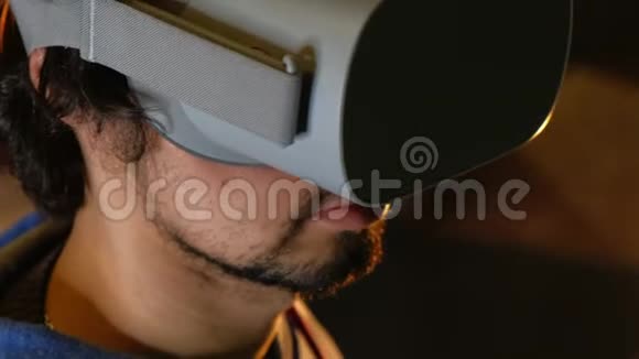 一个蓄着胡须的年轻人戴着vr眼镜转过头视频的预览图