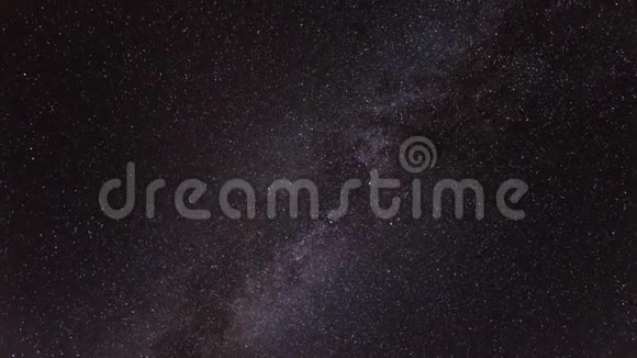 充满星星的夜空和我们的银河系的运动视频的预览图