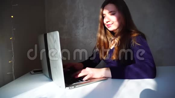 使用笔记本电脑年轻女孩寻找新男友视频的预览图