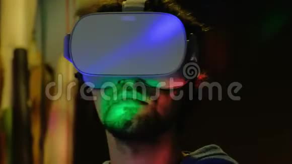 一个蓄着胡须的年轻人戴着vr眼镜转过头视频的预览图
