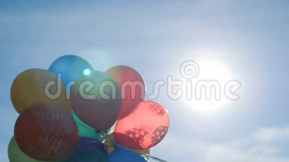 气球对着天空和太阳视频的预览图