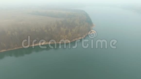 秋天森林的湖在雾中视频的预览图