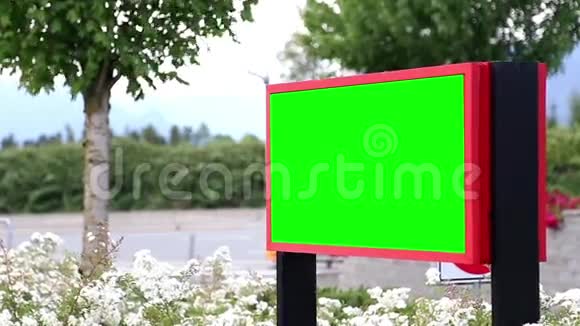 带有交通流量背景的广告绿色广告牌视频的预览图