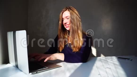 现代博主在互联网上的笔记本电脑上写新帖子视频的预览图