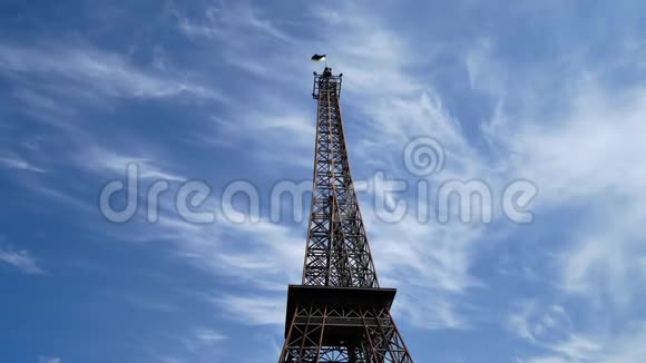 在蓝天上空的埃菲尔铁塔视频的预览图