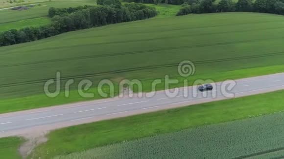 黑色汽车越野车天空白色蓝色驾驶田野自然旅行道路乡村土地风景视频的预览图