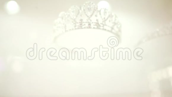 近距离观看不可思议的戴姆美丽的闪闪发光的皇冠精彩的头部珠宝冠在白色背景视频的预览图