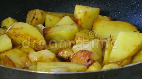 土豆在煎锅上煎烹饪过程视频的预览图