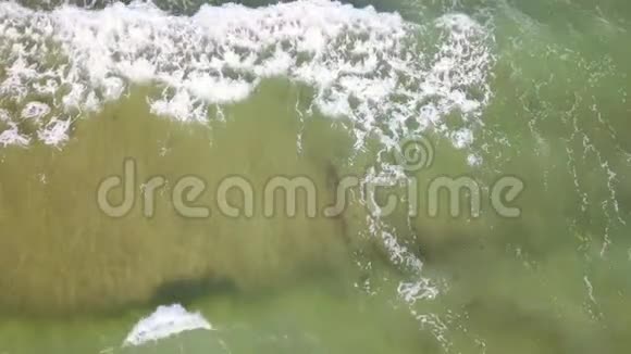 顶部的泡沫绿松石波航空测量视频的预览图
