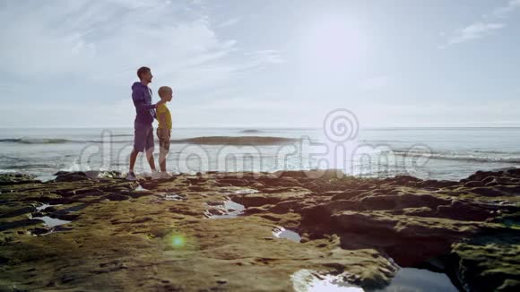 3小男孩和他爸爸正在海边玩视频的预览图