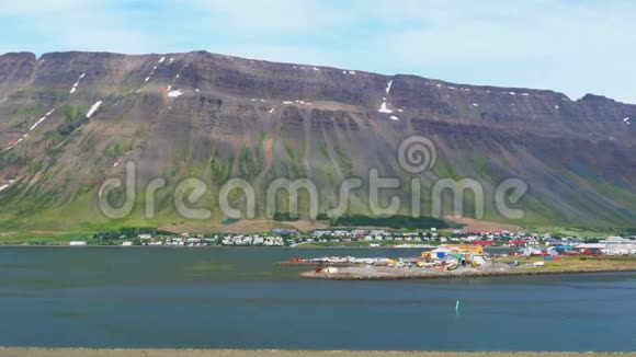 冰岛西北部城镇伊斯法乔杜尔的景色视频的预览图