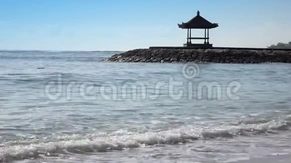 在阳光明媚的日子里在热带海滩岸边蓝天的背景下传统的民族乔木巴厘视频的预览图