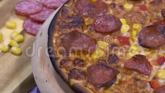 把番茄酱浇在旋转披萨沙拉上视频的预览图