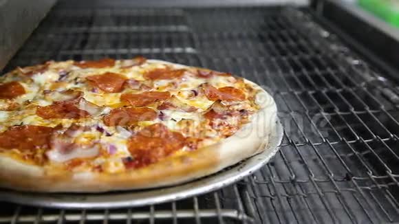 嘶嘶的披萨从烤箱里移开视频的预览图