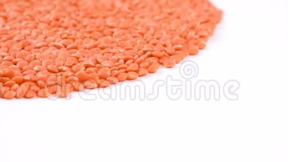 健康生有机红扁豆特写白色背景的素食视频的预览图