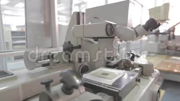 实验室里的显微镜视频的预览图