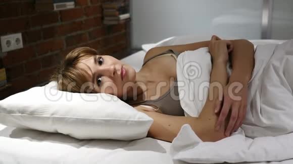 沮丧紧张的女人躺在床上愤怒地尖叫视频的预览图