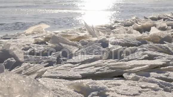 冰冷的河流有一小撮冰视频的预览图