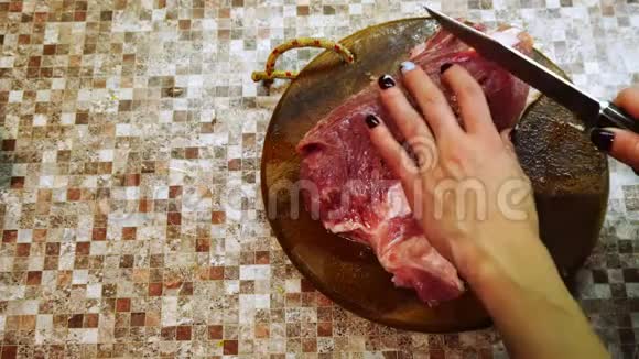 用刀切一大块牛肉视频的预览图