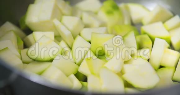 盘子里有新鲜的西葫芦切片盘子里的新鲜蔬菜视频的预览图