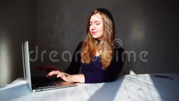年轻妈妈使用笔记本电脑有心理咨询在线视频的预览图