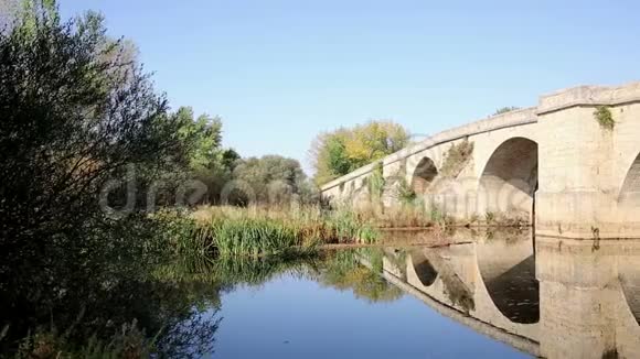 西班牙帕伦西亚省皮苏尔加河上的普恩特菲特罗桥视频的预览图