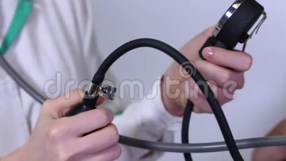 女性医生用血压计的特写视频的预览图