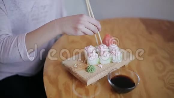 在日本餐馆里用筷子吃寿司的亲密少女视频的预览图