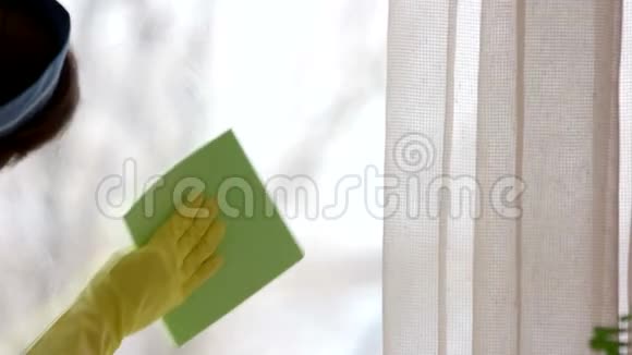 女性手清洁窗户视频的预览图