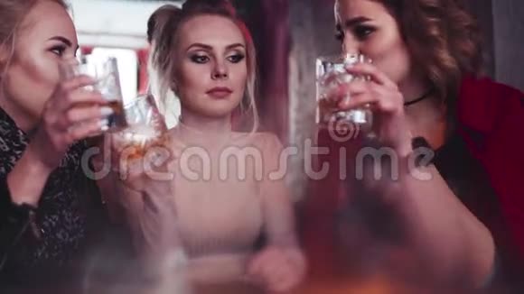 三个漂亮的女孩在聊天笑着喝酒很棒的会议庆祝开个派对视频的预览图