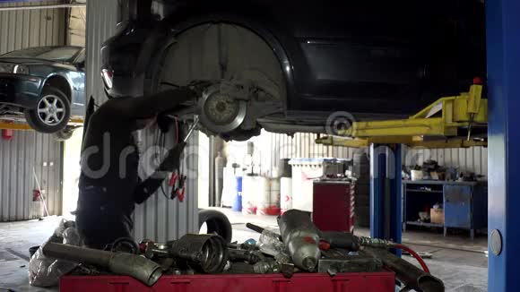 汽车修理工使用各种工具在他的车库修理汽车制动系统视频的预览图