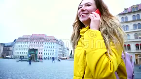 在美丽的欧洲城市中心快乐的女孩在手机上交流分享情感笑容满面视频的预览图