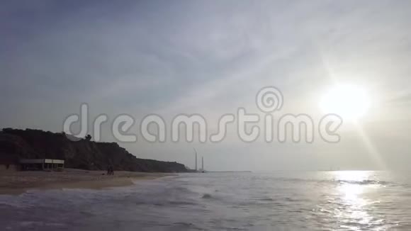地中海沙滩海岸线冲浪视频的预览图