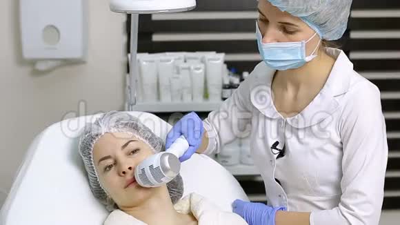 美容院隆唇术美容师在麻醉手术后应用冷敷视频的预览图