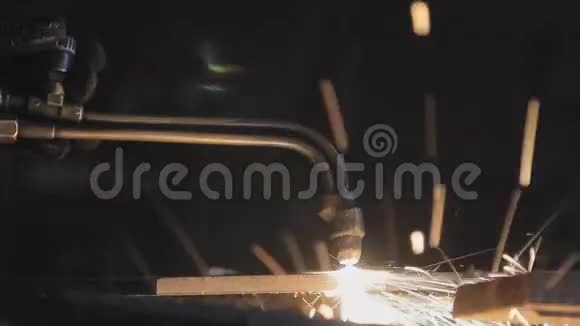 用气体切割金属视频的预览图