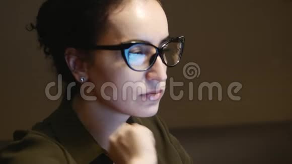 女人眼镜里的倒影4K视频的预览图