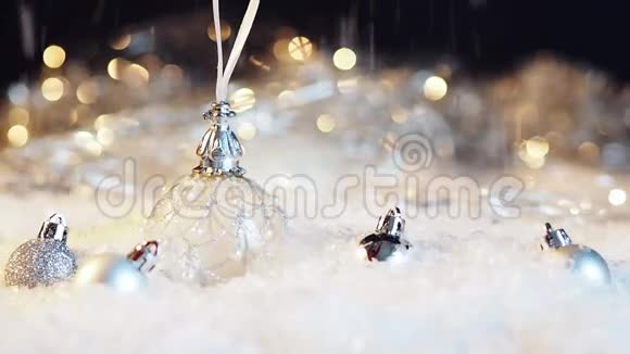 圣诞球被雪覆盖节日即将来临视频的预览图