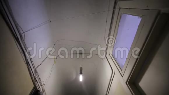 在苏联旧房子里的走廊一个灯泡和一个电动柜台视频的预览图
