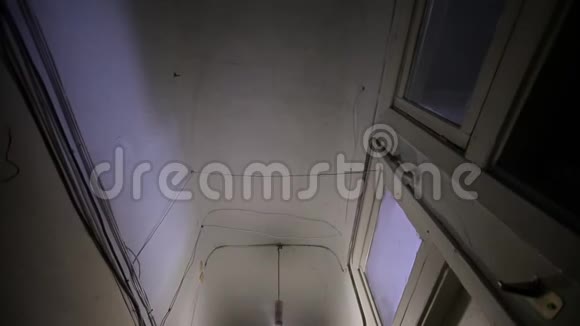 在苏联旧房子里的走廊一个灯泡和一个电动柜台视频的预览图