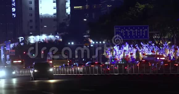 汽车在亚洲一个大城市的道路上行驶汽车在中国一个大的现代城市的夜间城市中行驶视频的预览图