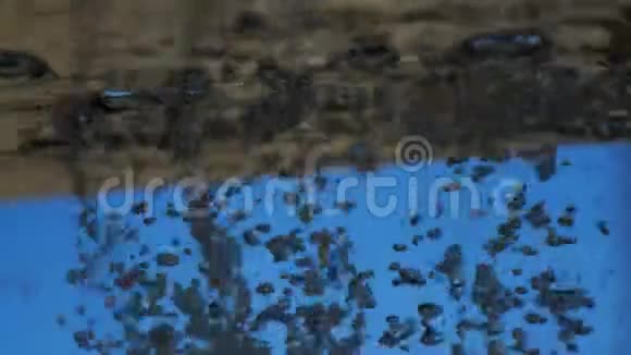 天空背景下水中气泡的抽象背景视频的预览图