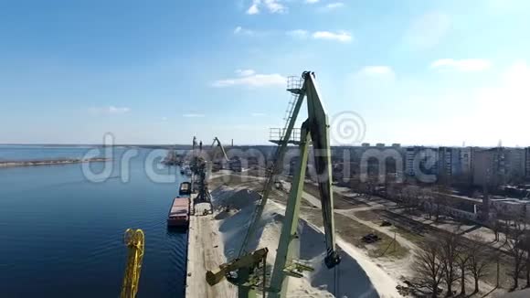 空中无人机在河岸上的塔吊的镜头视频的预览图
