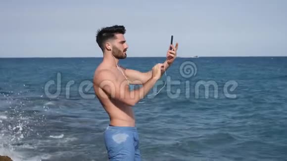 英俊的男人在海上做视频游戏视频的预览图