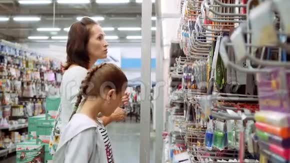 一个女人和一个女儿在超市选择文具上学购买学习用品视频的预览图
