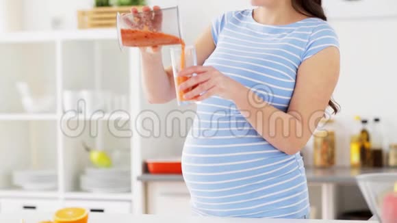孕妇在家喝果汁冰沙视频的预览图