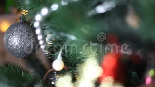 圣诞礼品盒放在灯光背景下的圣诞球视频的预览图