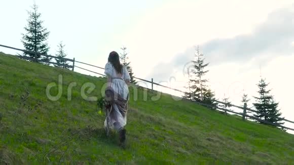 美丽的女孩正走在山上视频的预览图