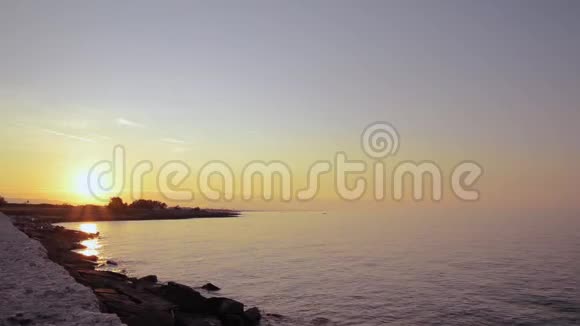 日落时分在一个风和日丽的夏天在维拉诺瓦海岸视频的预览图