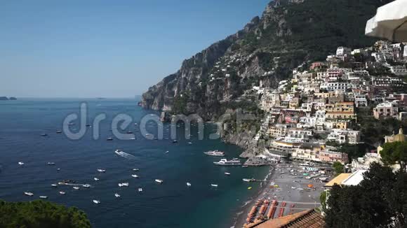 悬崖上的意大利著名城市还有游艇船只和游客的海景视频的预览图